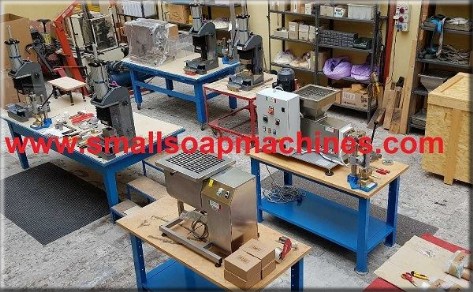 Machine pour produire des barres de shampoing solides